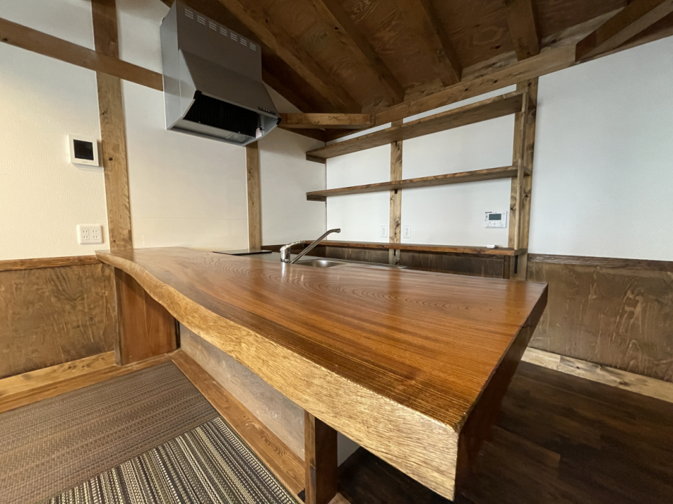 227㎝ × 50cm 一枚板のカウンター。今宵は、肴と日本酒で。