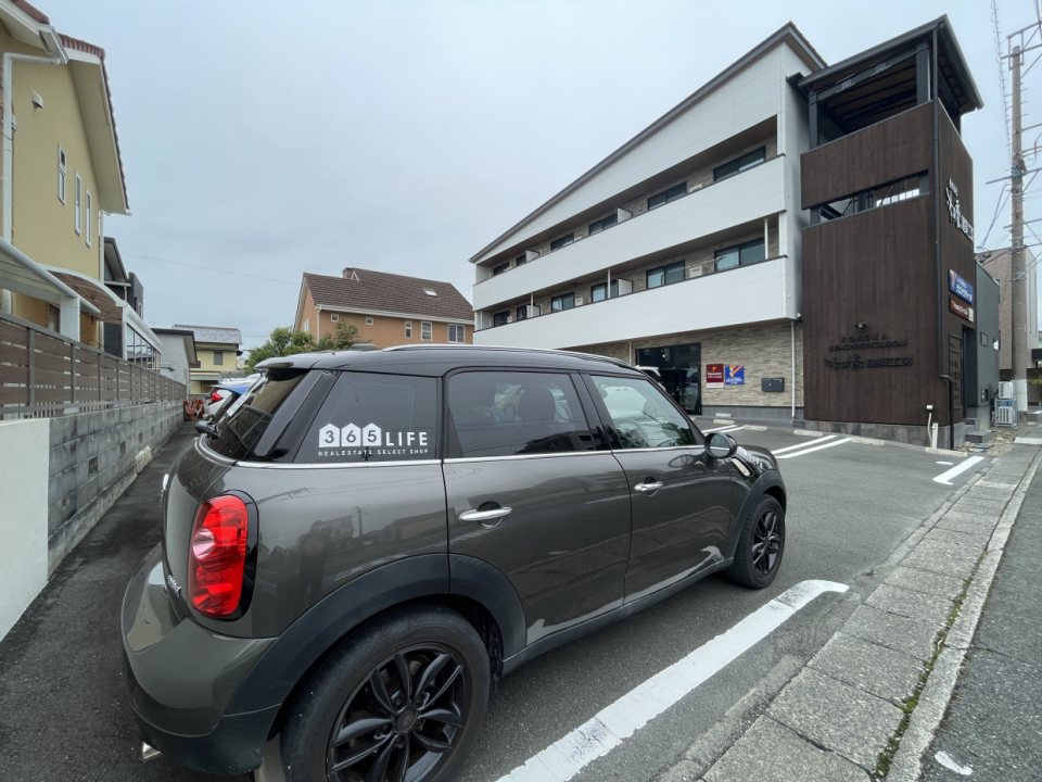 駐車場は1台3,300円です
