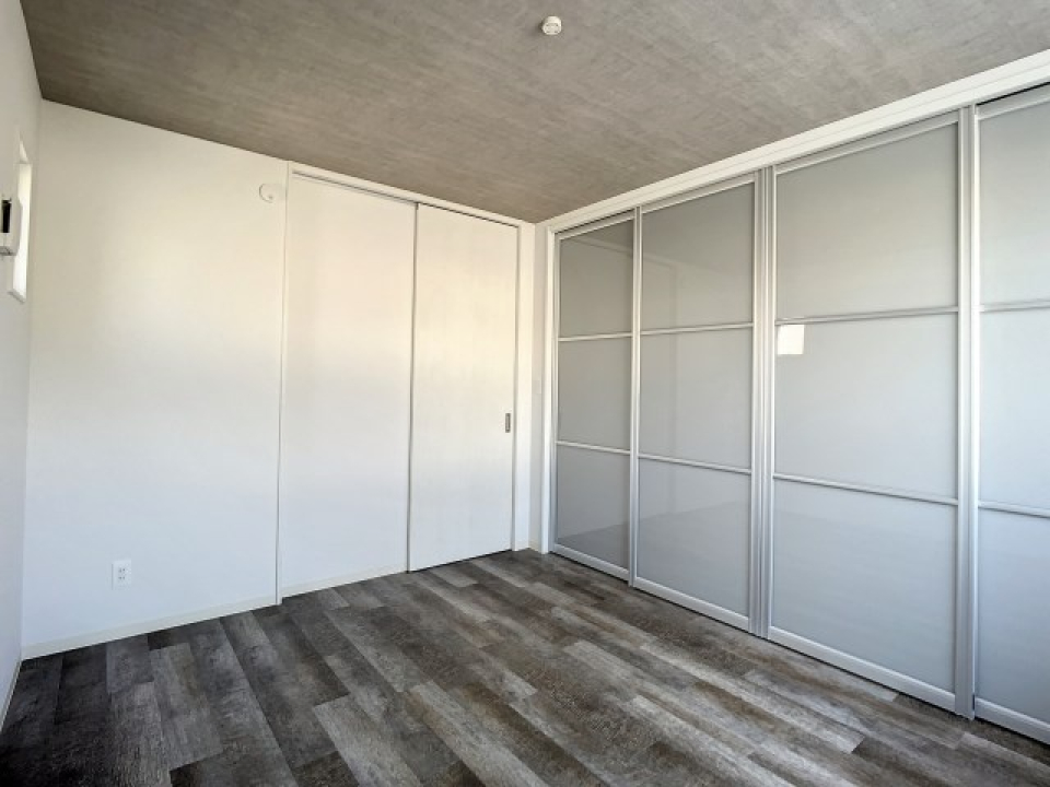 ちちみに窓はシャッター付き！