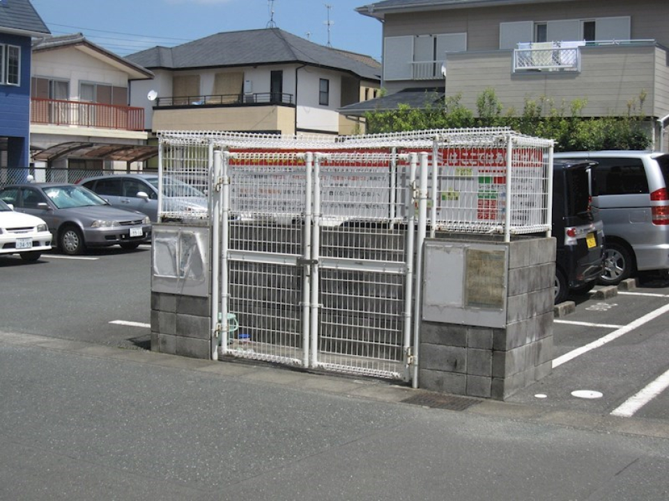 敷地内にゴミ捨てあり。
