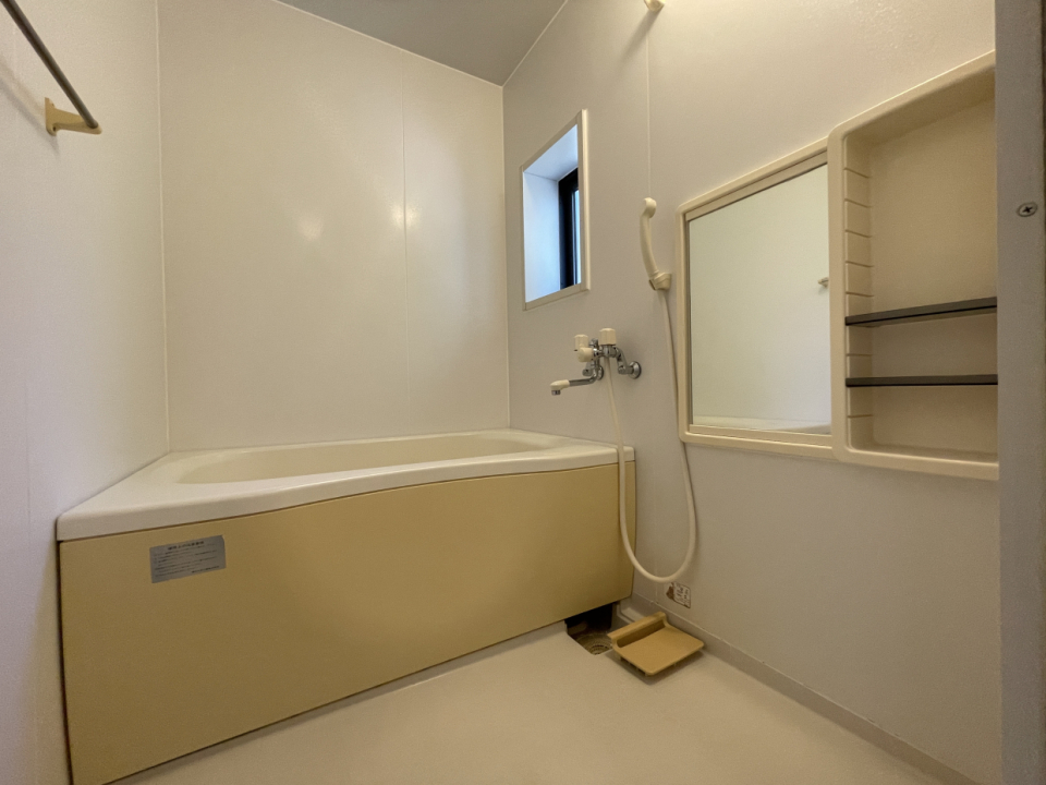 洗面・浴室・トイレが玄関側の廊下に集約されており、LDKから生活感を隠しやすい配置になっています。