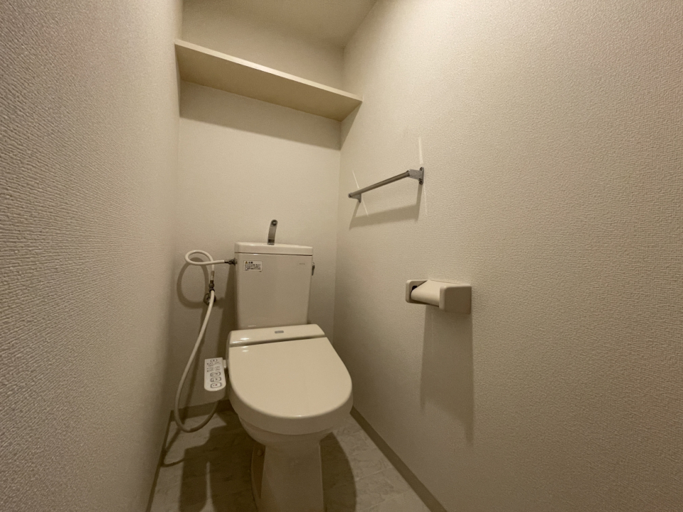 トイレも温水洗浄便座付き