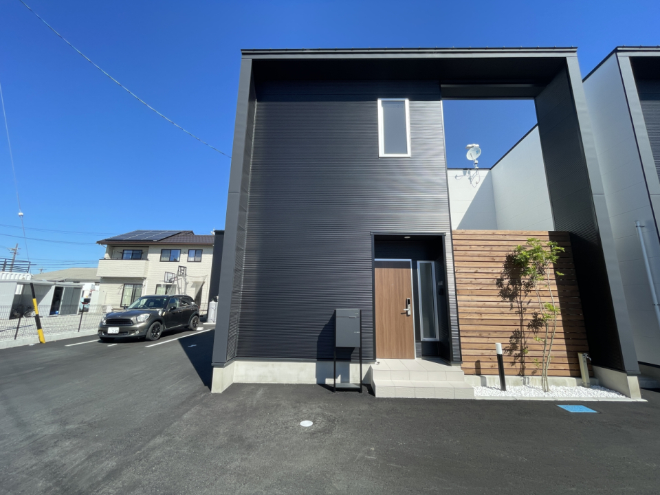 黒の外観が美しいテラスハウスです◎