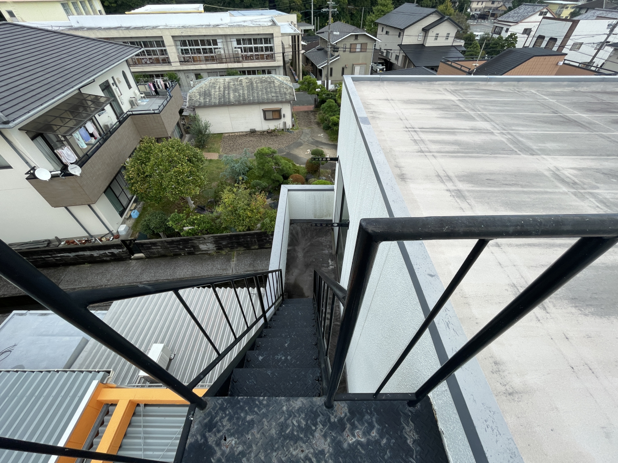 登ってみると屋上に出られたんです