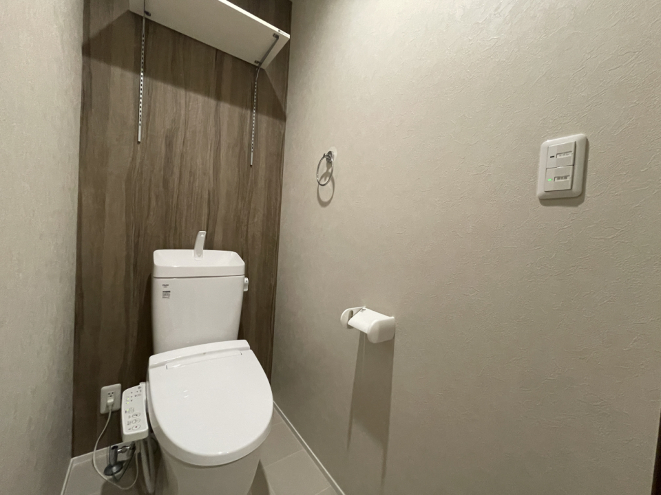 トイレも頭上にトイレットペーパーを置けるので便利！