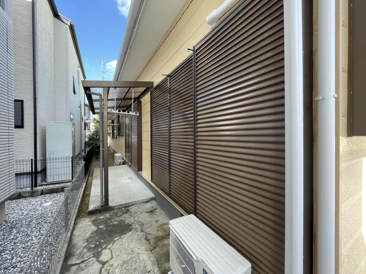 洗濯物は建物サイドで干せます◎ただ、シャッターが横収納なので使いずらそう&hellip;