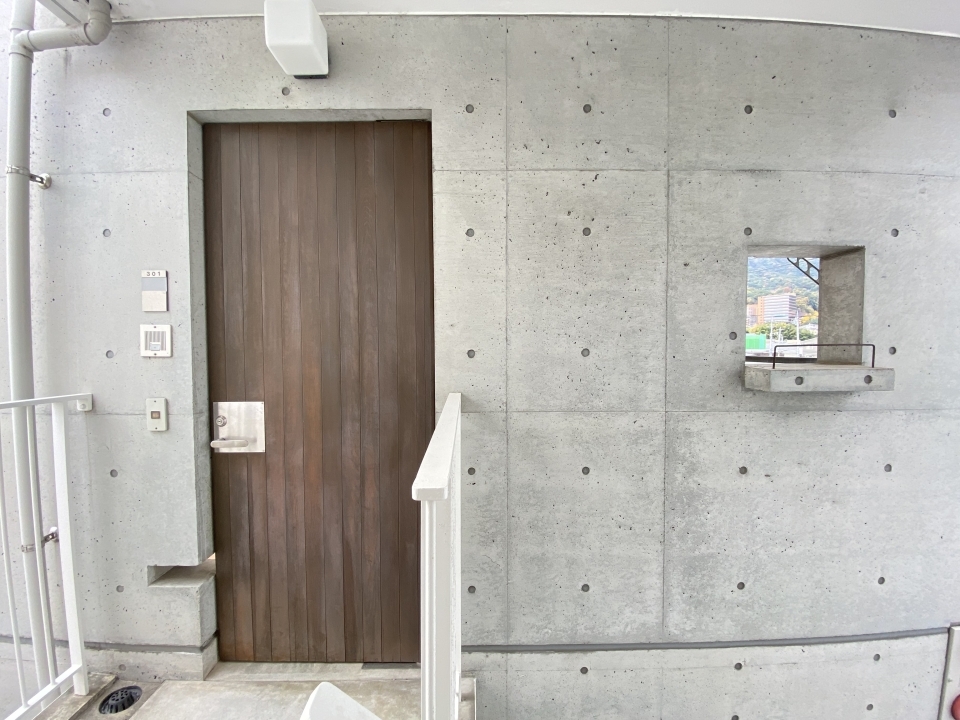 木製のドアが一味違うことへの期待感を