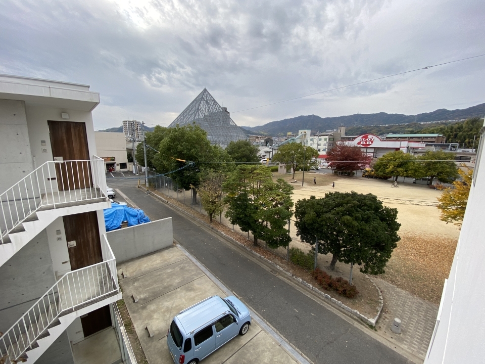 お部屋からはニセルーヴル美術館を眺めれる