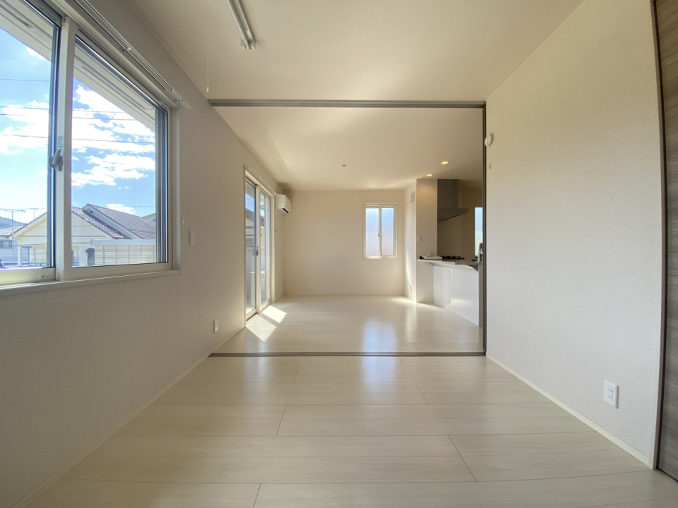 5.2帖の洋室の間仕切りを開ければ広いリビングの完成