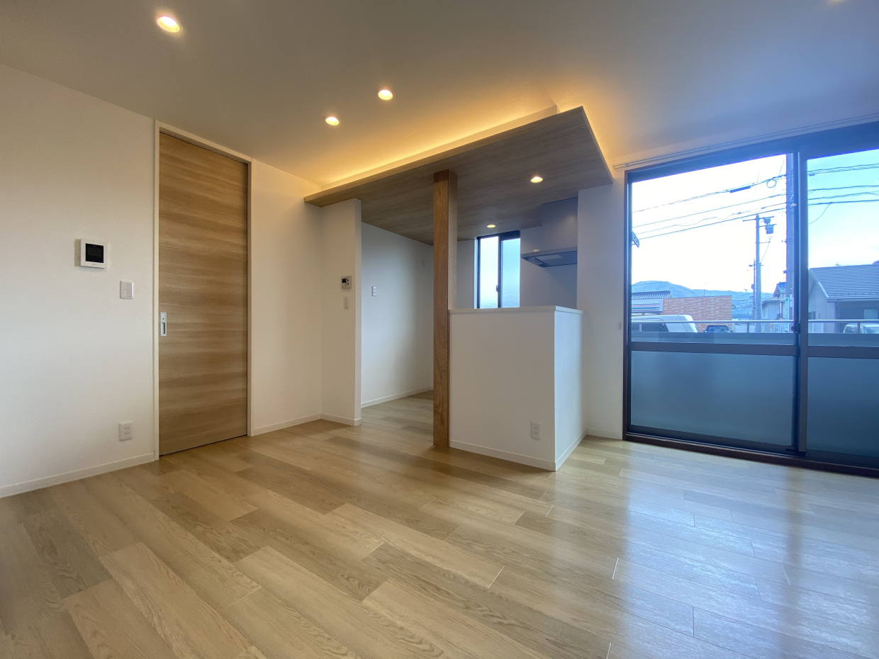 間接照明とゾーニングされたキッチンがお迎えするLDK