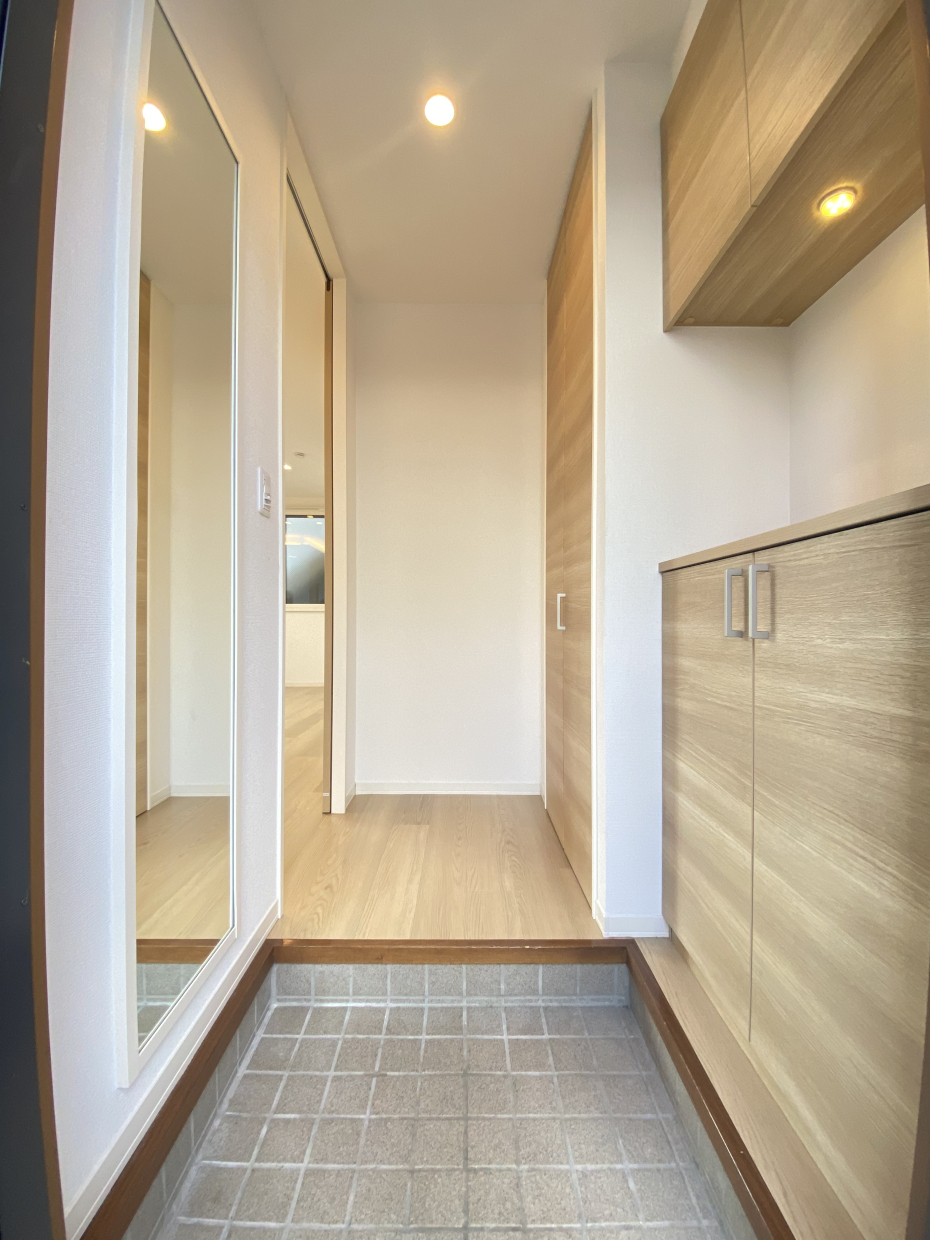 スタイリッシュな玄関と豊富な収納