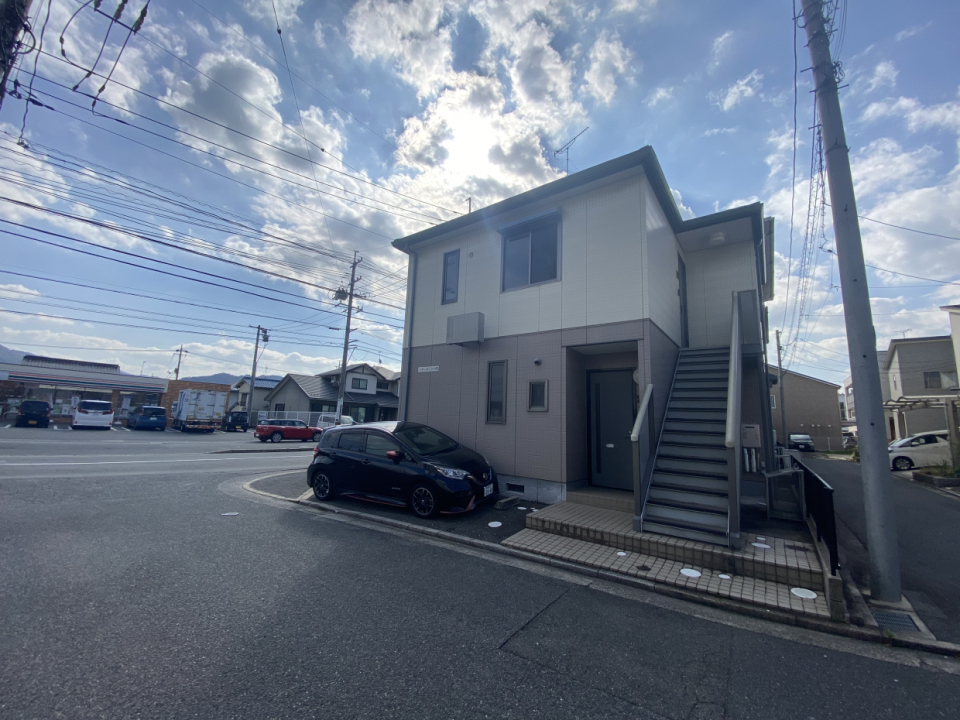 コンビニが道路向かいで便利