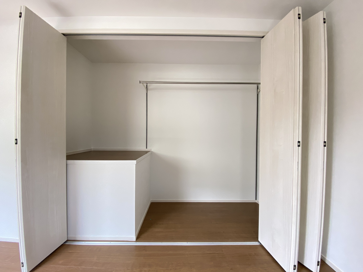 ワイドなクローゼット