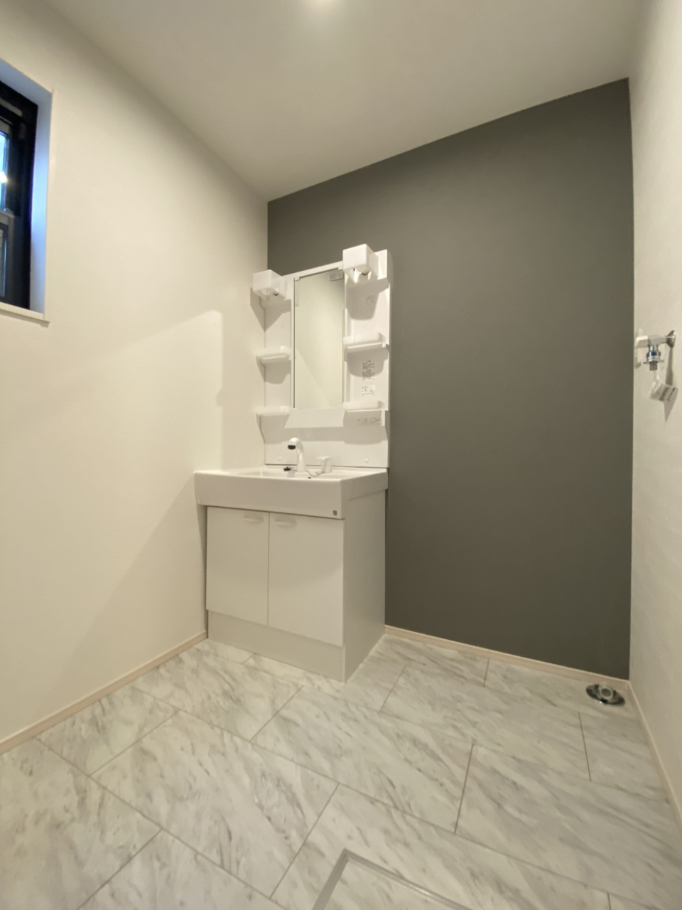 小窓の付いた広いパウダールーム