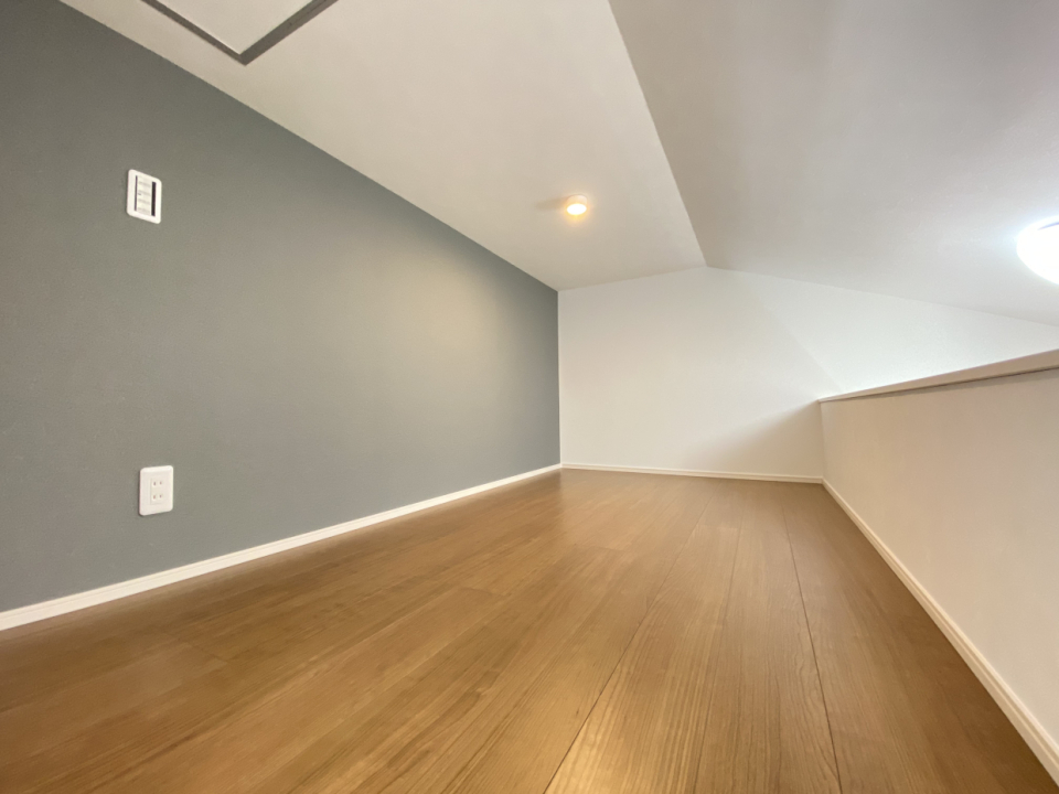 広々3帖、アクセントクロスでお洒落なロフト